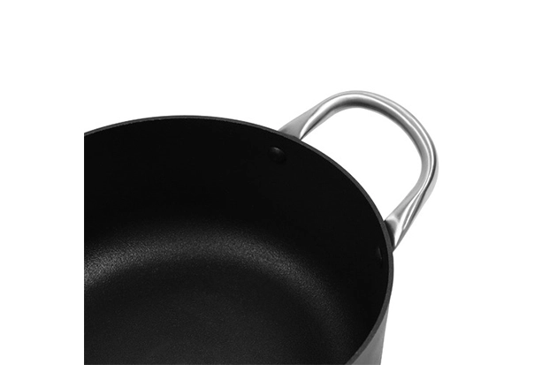 black casserole pot