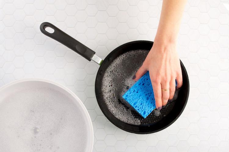 Remove Dirt or Grease for Cooks Cookware
