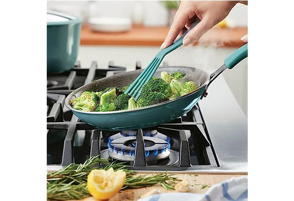 blue wok pan with lid