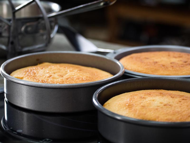 round-baking-pan-with-hole-in-middle.jpg